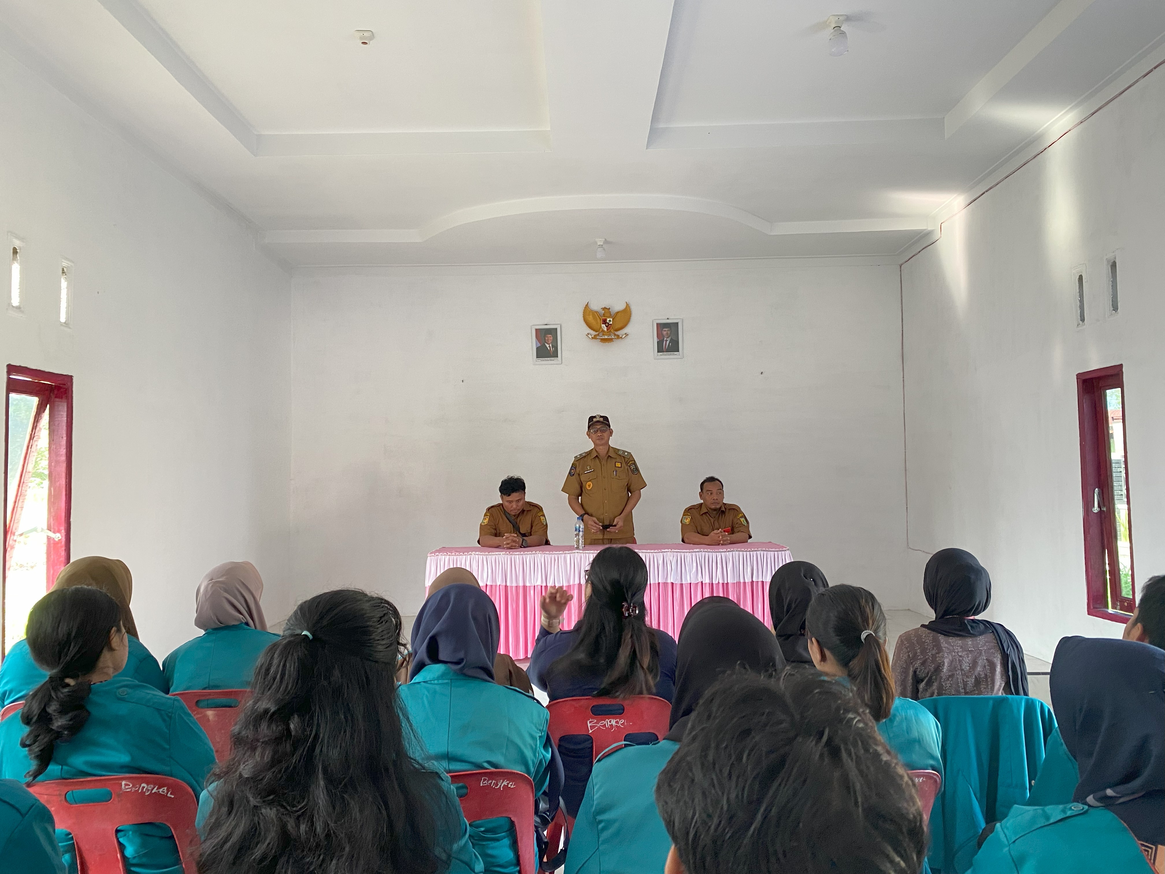 Arahan dan Bimbingan dari Kepala Desa dan Kepala Dusun Desa Bengkel kepada Mahasiswa KKN UNIMED 2025